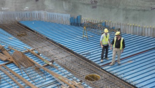 Low-Glare Coated DECKFORM® steel in construction at Wollongong Central. BlueScope fast-tracked the product's development for the project, where it is used for the first time.